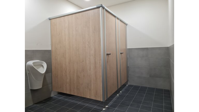 Holzoptik-Toilettenkabinen mit silbernen Metallrahmen.